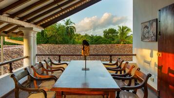 Minibar, pengeskab på værelset, skrivebord, mørklægningsgardiner