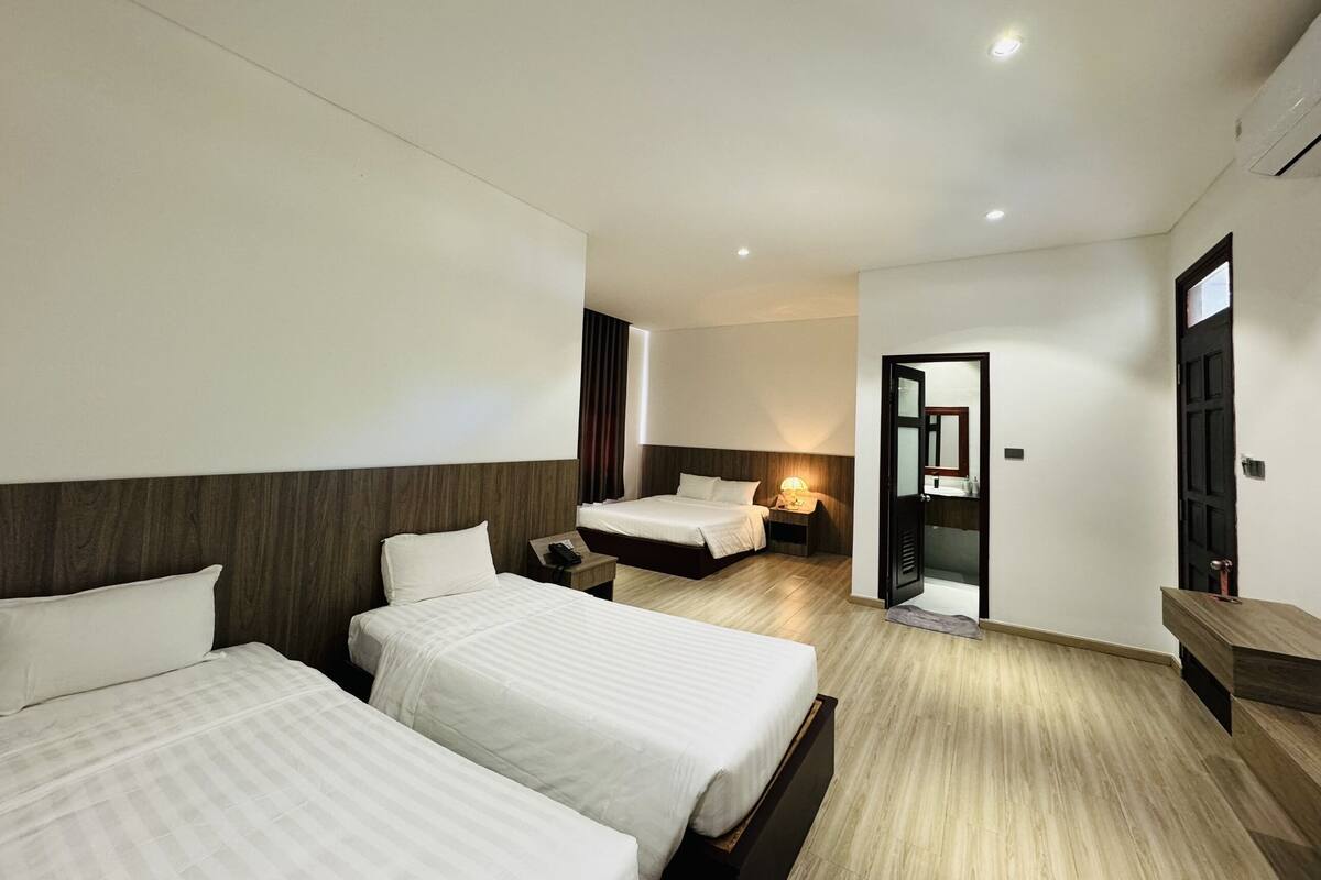 Deluxe Family Room, Garden View (4pax) | Minibar, Zimmersafe, Schreibtisch, Verdunkelungsvorhänge