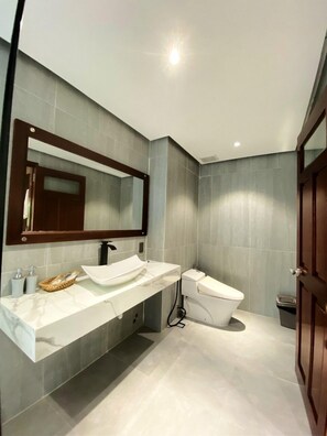 Rainfall showerhead, free toiletries, hair dryer, slippers - Dat Lanh Resort (La Gi)