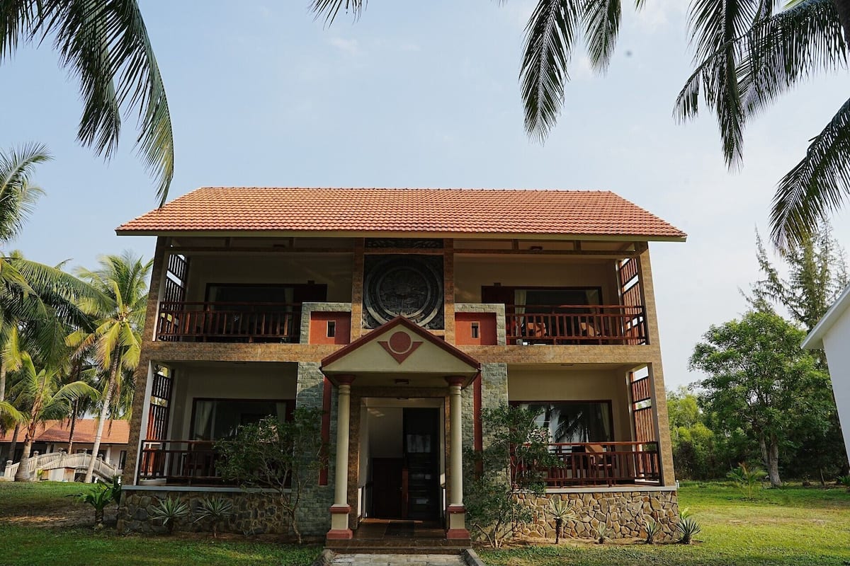 Bungalow Suite, Garden View | Minibar, in-room safe, desk, blackout drapes