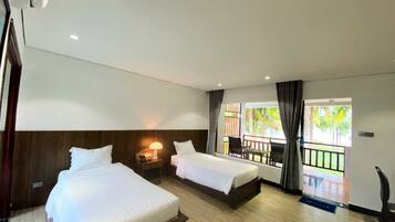 Minibar, brankas, meja kerja, dan tirai kedap cahaya