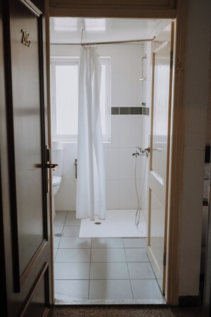 Douche, articles de toilette gratuits, sèche-cheveux