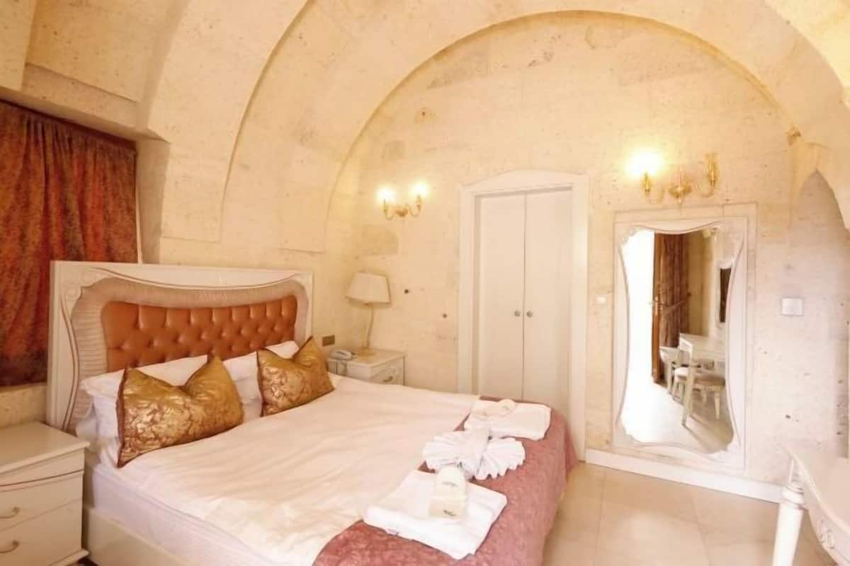 1 bedroom, premium bedding, minibar, in-room safe