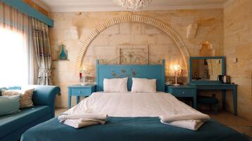 Premier Suite | Premium bedding, minibar, in-room safe, individually decorated