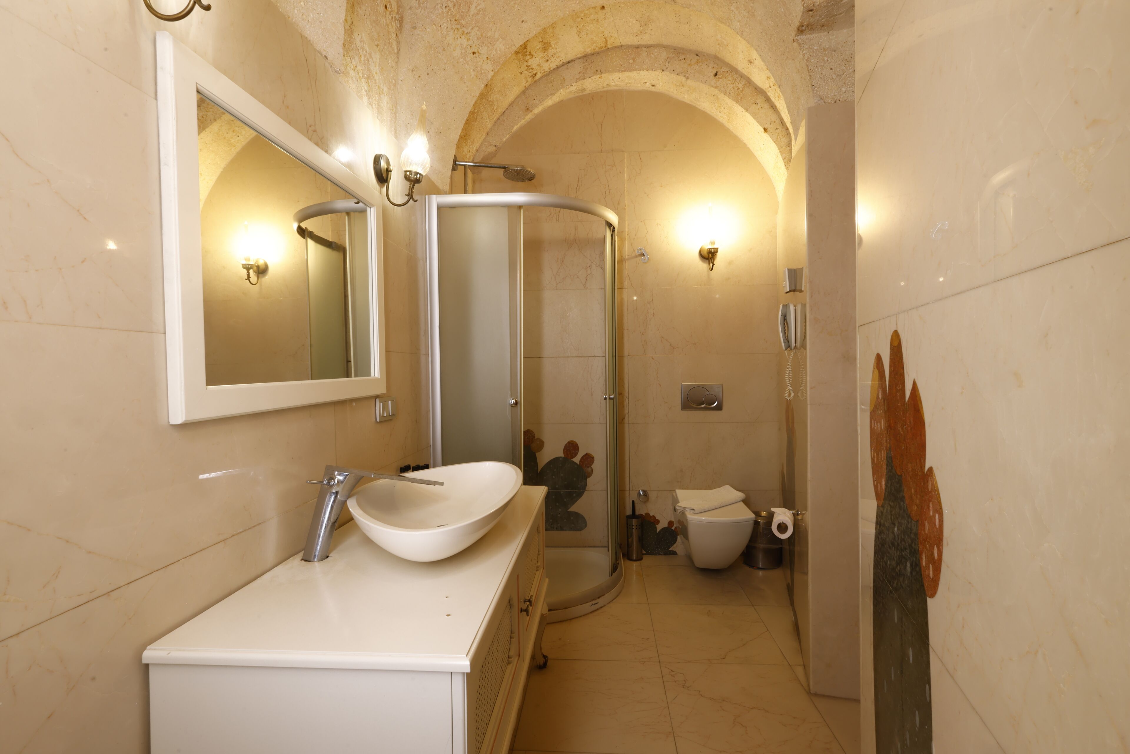 Luxury-Suite | Badezimmer | Designer-Toilettenartikel, Haartrockner, Bademäntel, Hausschuhe
