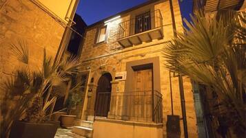 Facciata della struttura - sera/notte