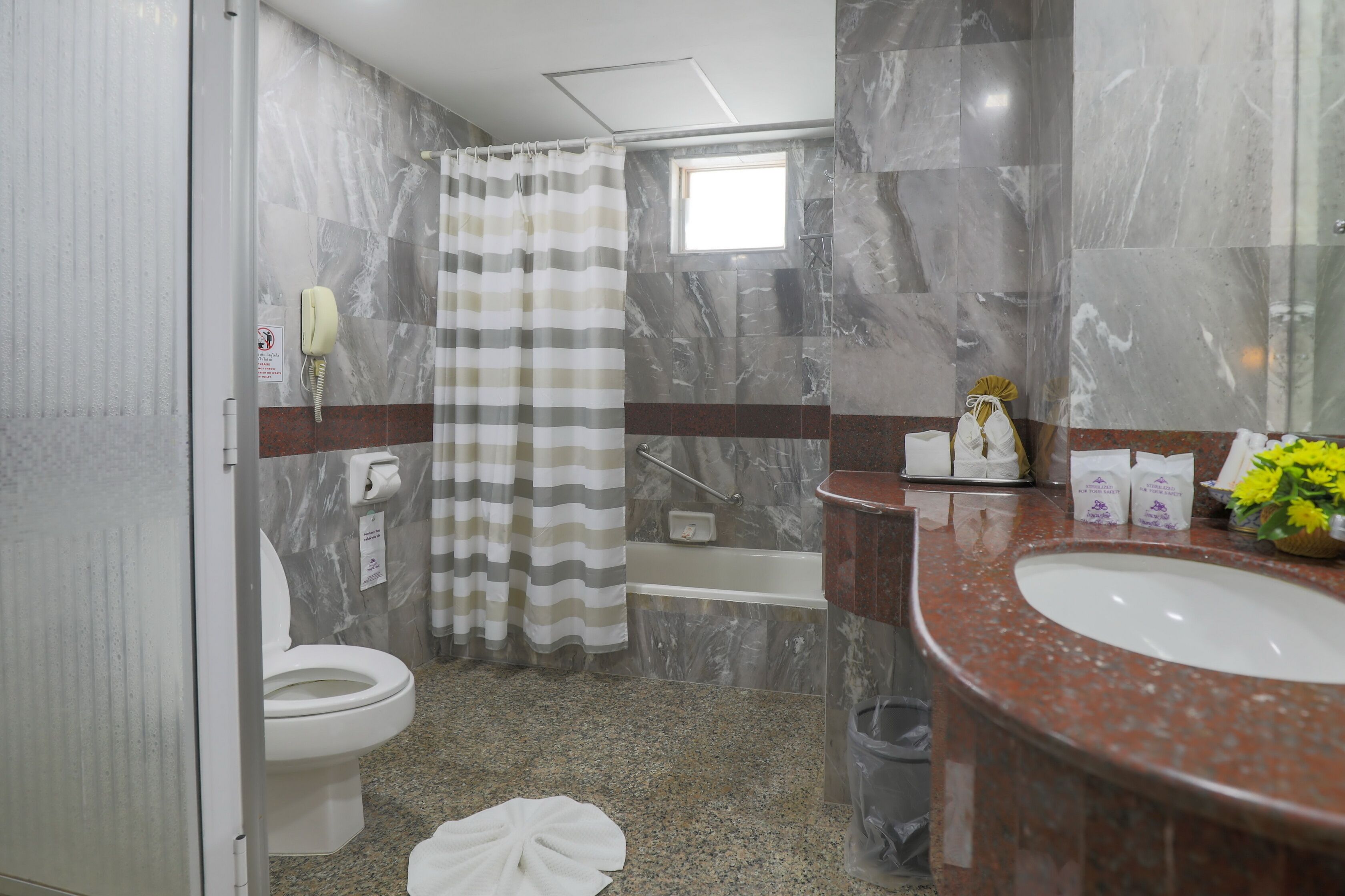 Une salle de bain avec des toilettes, une douche et un lavabo.