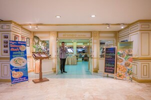 Se sirven desayunos, almuerzos y cenas; cocina internacional