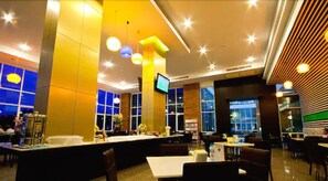 供应早餐、午餐和晚餐，泰国菜