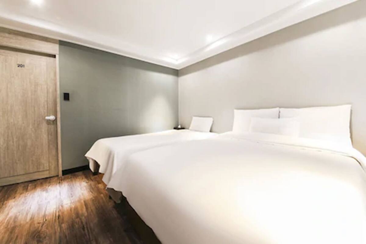 Twin kamer | Luxe beddengoed, donsdekens, een bureau, verduisterende gordijnen