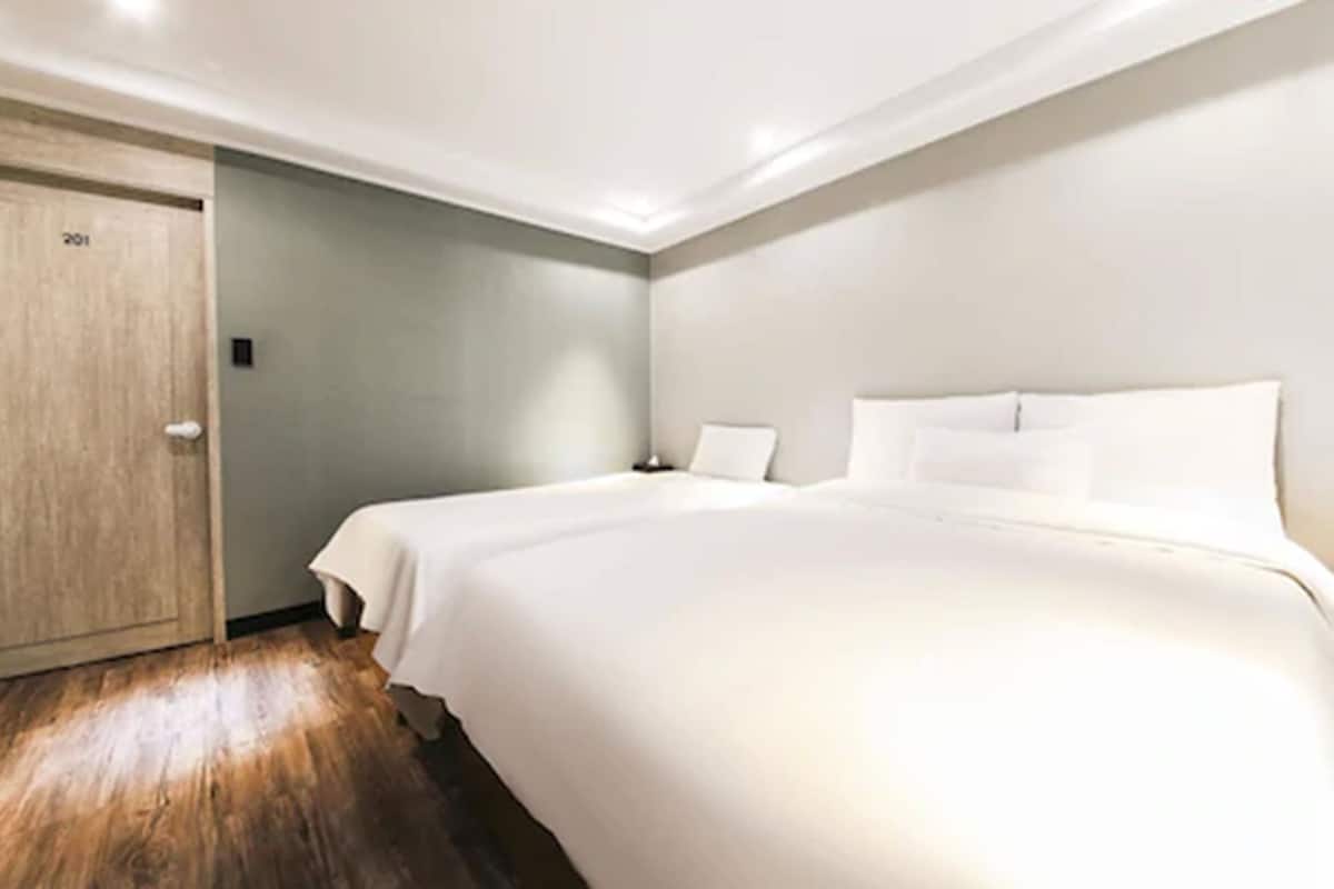Twin Room | Premium bedding, down comforters, individually furnished, desk