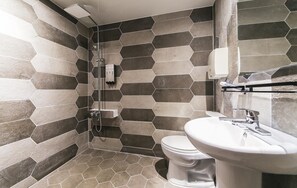 트윈룸 | 욕실 | 레인폴 샤워기, 고급 세면용품, 헤어드라이어, 목욕가운