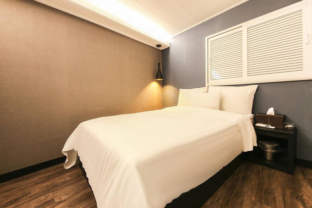 Luxe beddengoed, donsdekens, een bureau, verduisterende gordijnen