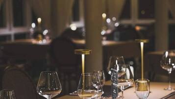 Breakfast, lunch, dinner served; Thai cuisine