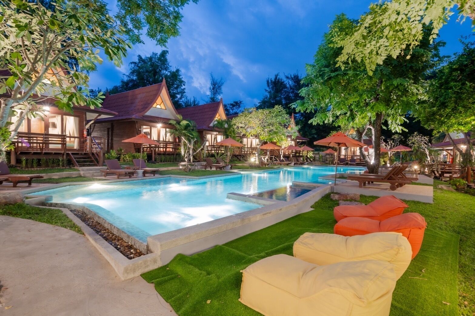 Hồ bơi ngoài trời 