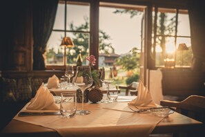 Breakfast, lunch and dinner served - Relais & Châteaux Gut Steinbach Hotel und Chalets (Reit im Winkl)