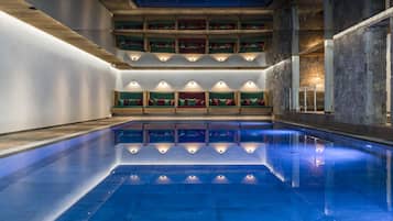 Inomhuspool med öppettider 07.00 till 20.00, och solstolar