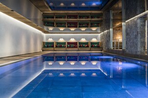 Una piscina cubierta (de 07:00 a 20:00), tumbonas