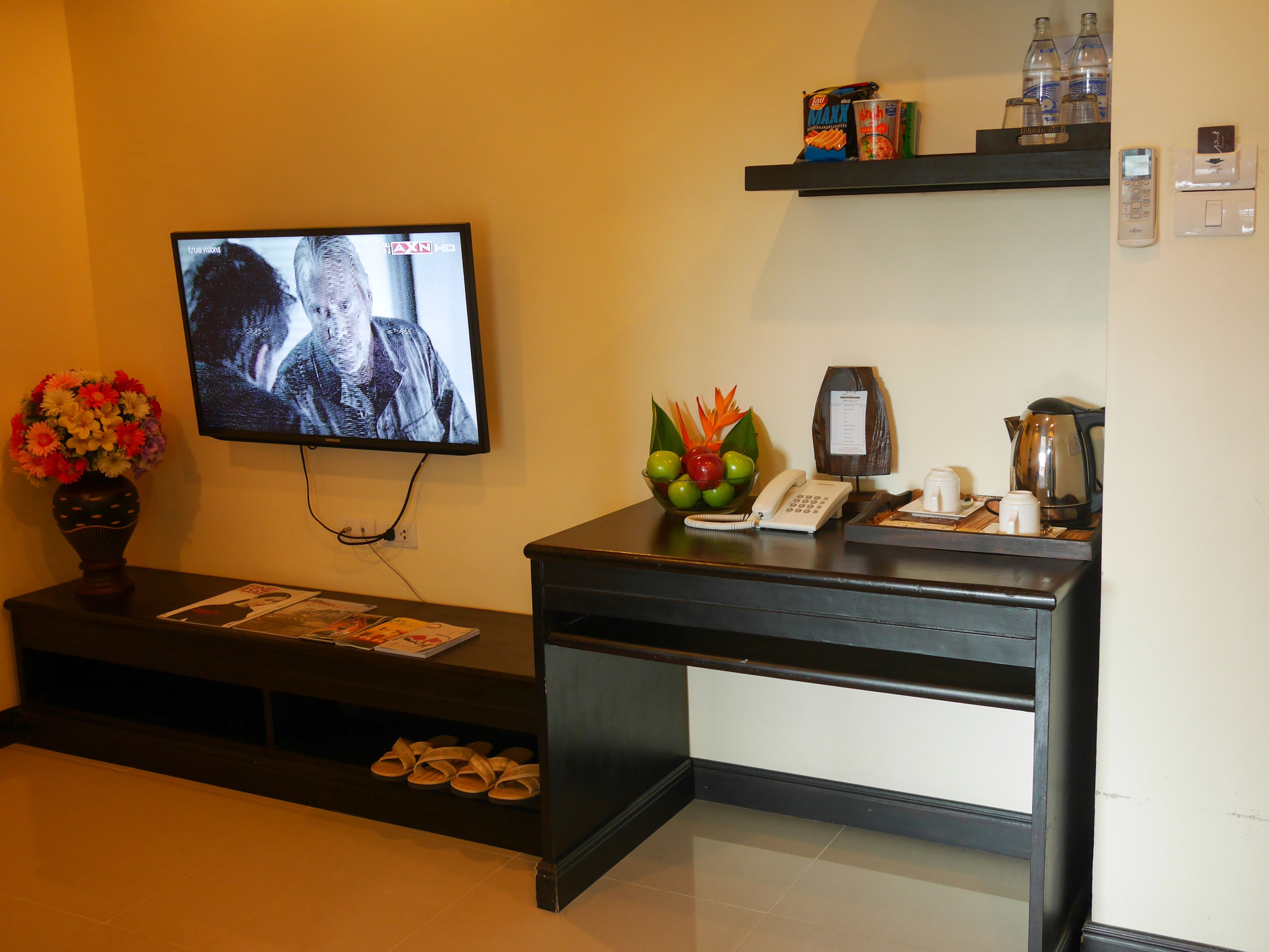 deluxe room | living room | 32-inch led tv with cable channels, tv