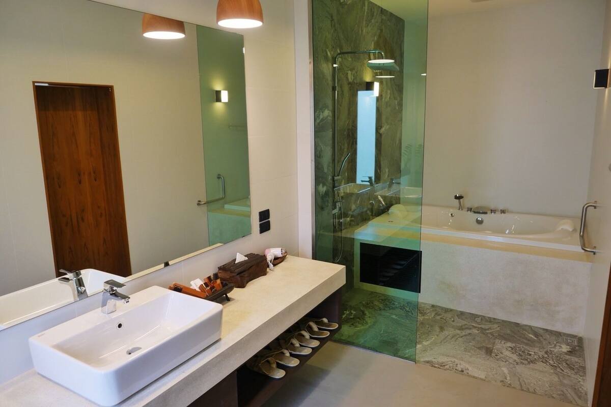 deluxe jacuzzi villa | bathroom | free toiletries, hair dryer, slippers, towels
