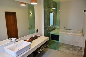 Deluxe Jacuzzi Villa | Salle de bain | Articles de toilette gratuits, sĂšche-cheveux, chaussons
