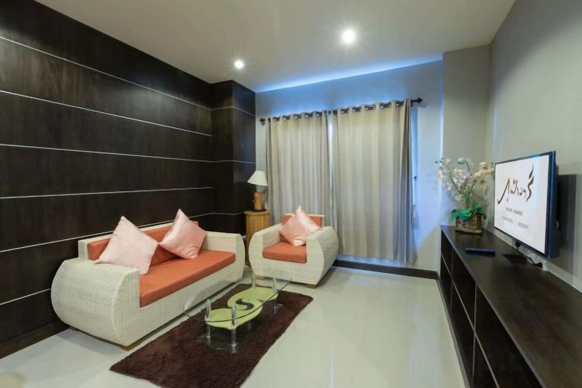 Living area | 32-inch LED TV with cable channels, TV