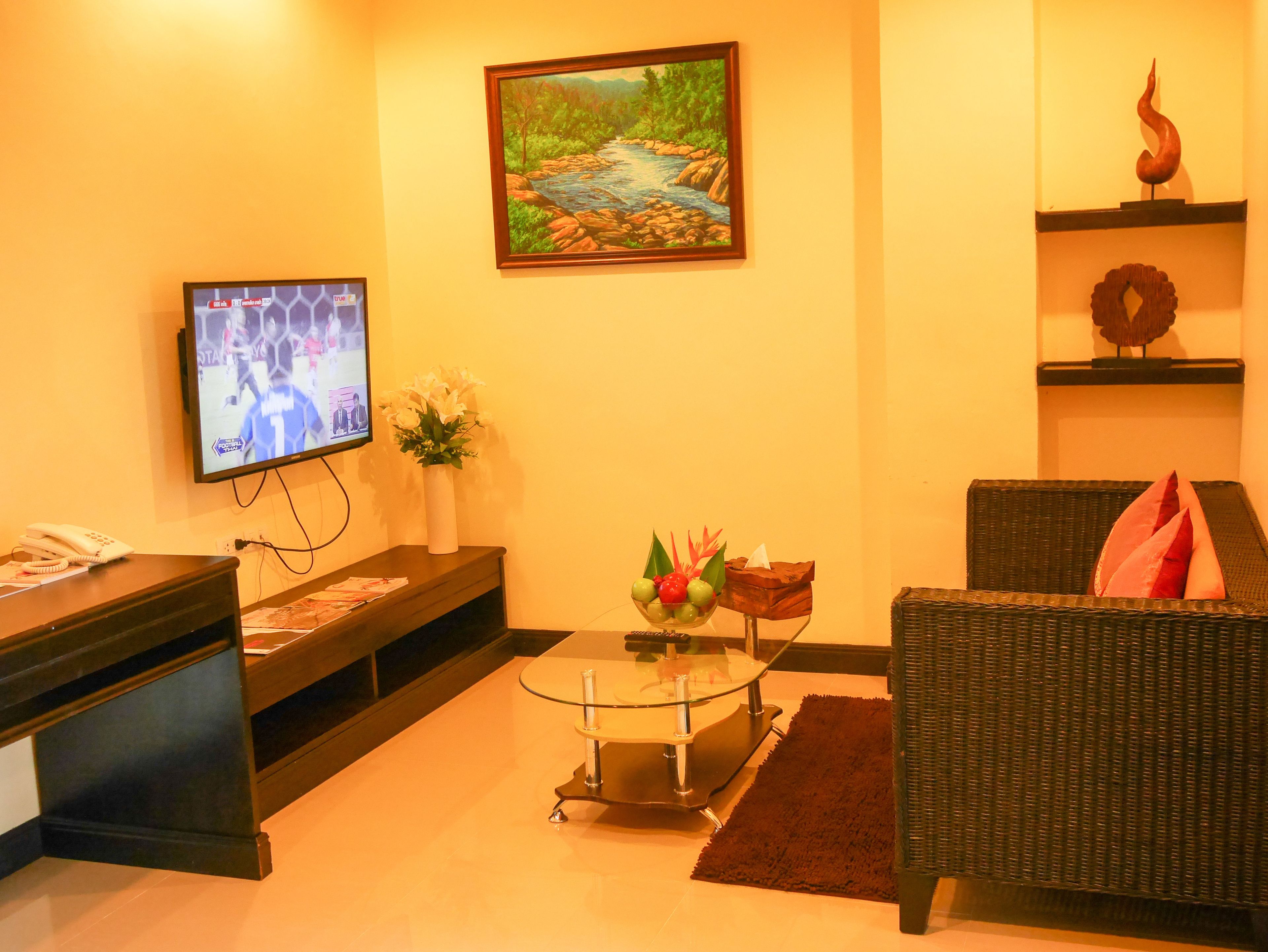deluxe room | living room | 32-inch led tv with cable channels, tv
