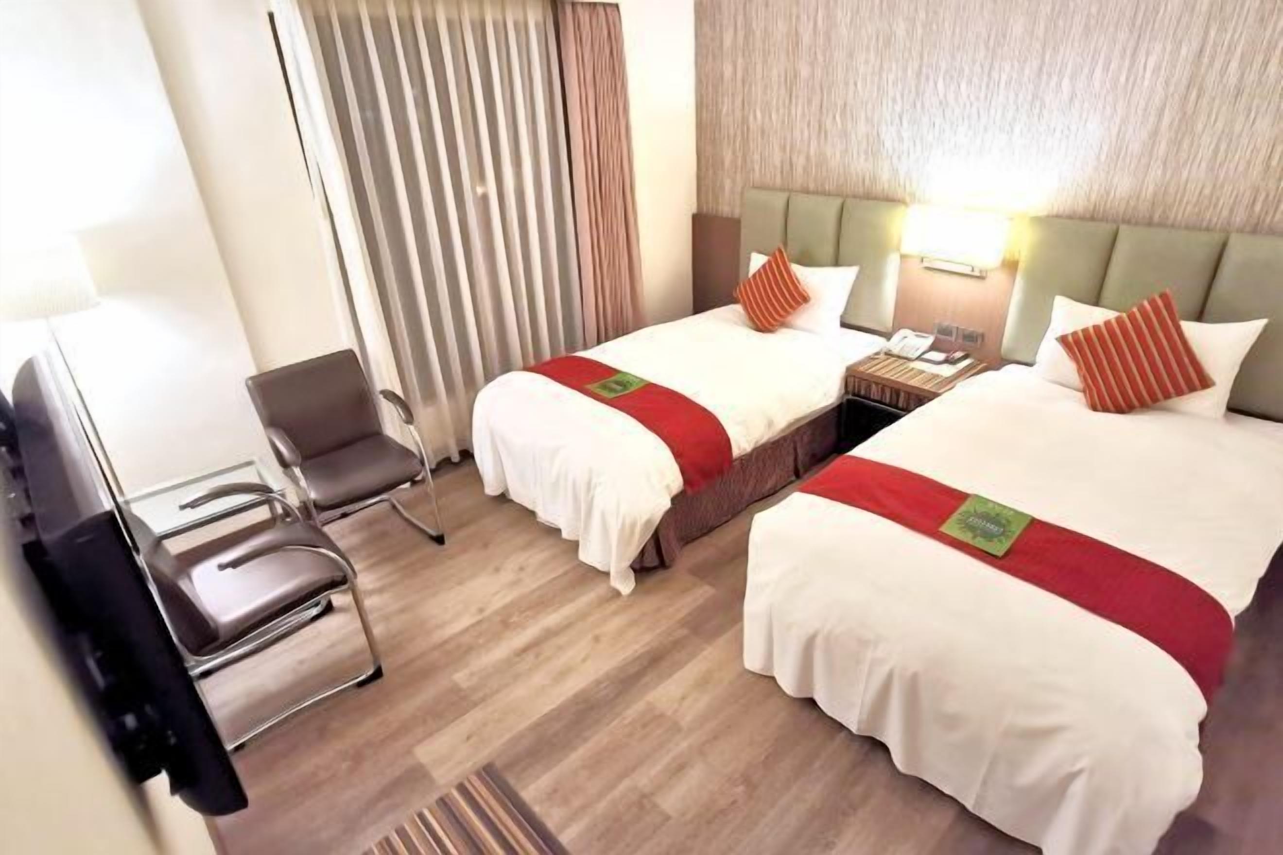 Selimut bulu angsa, bantalan ekstra lembut, brankas, dan meja kerja