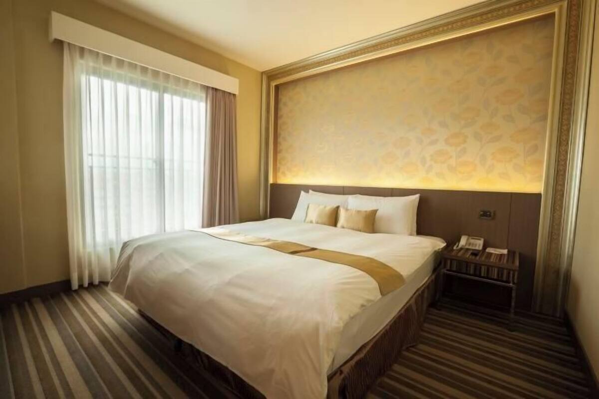 Selimut bulu angsa, bantalan ekstra lembut, brankas, dan meja kerja