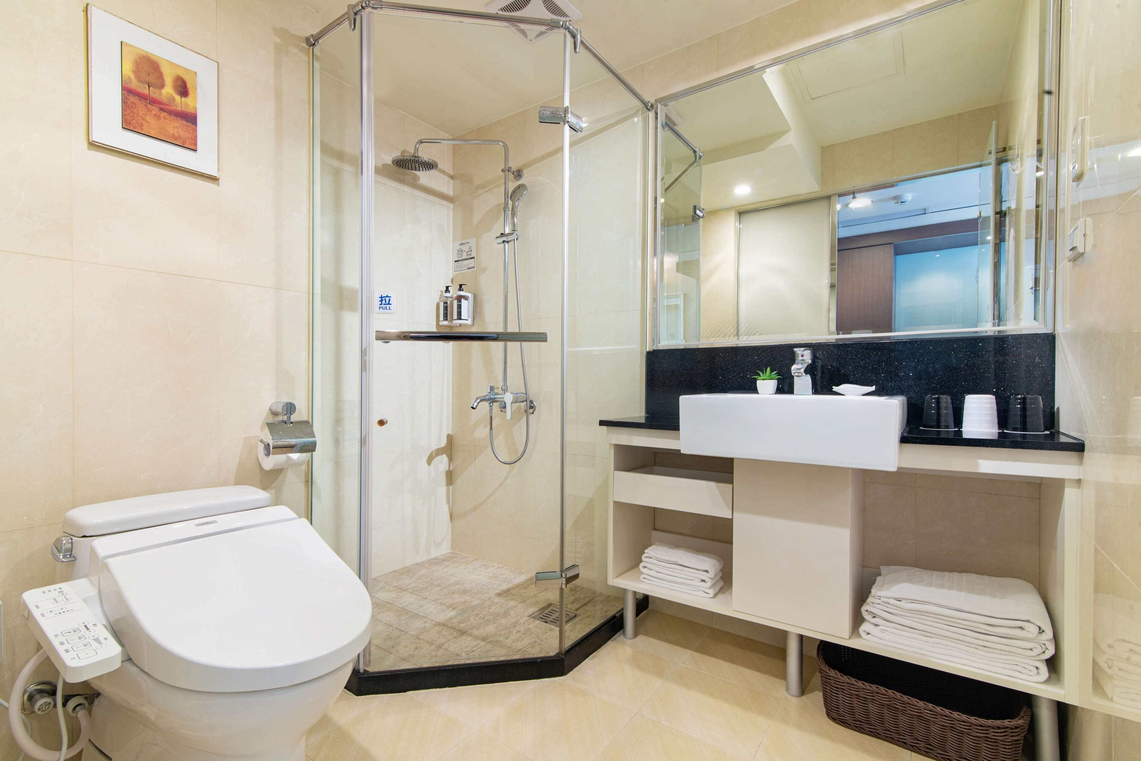 shower, rainfall showerhead, free toiletries, hair dryer