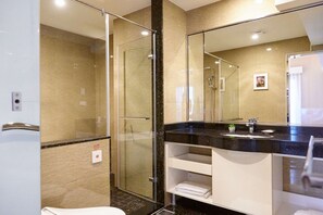 Suite Grand, 1 habitación | Baño | Regadera, regadera tipo lluvia, amenidades de baño gratuitas 