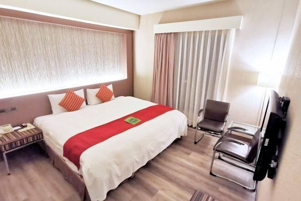 Selimut bulu angsa, bantalan ekstra lembut, brankas, dan meja kerja