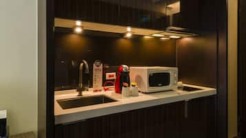 Suite, 2 lits une place, vue ville (Quarantine use) | Coin cuisine privé