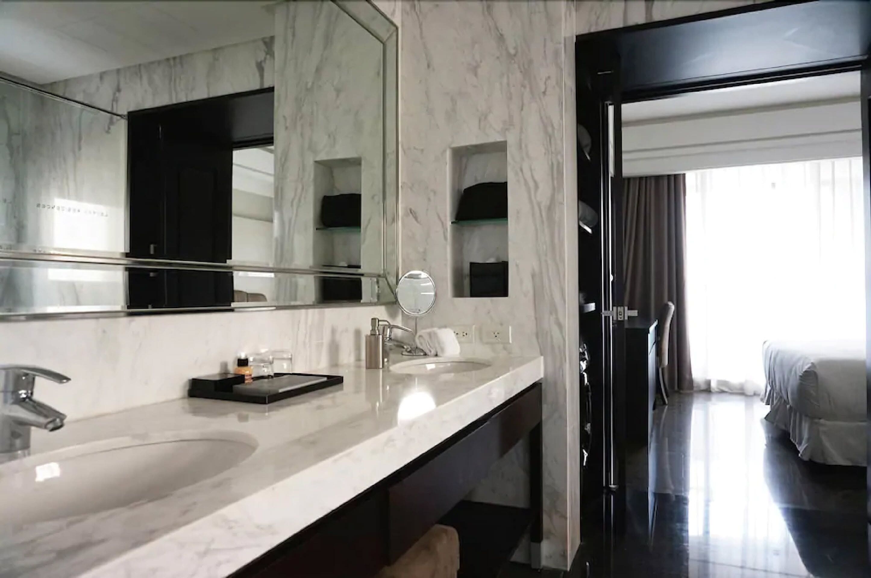 独立的浴缸和淋浴、深泡浴缸、大花洒淋浴喷头、吹风机