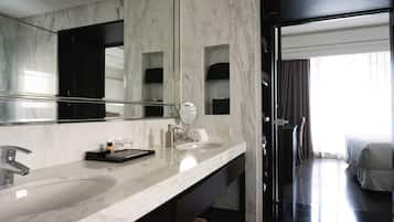 Baignoire et douche séparées, baignoire relaxante profonde