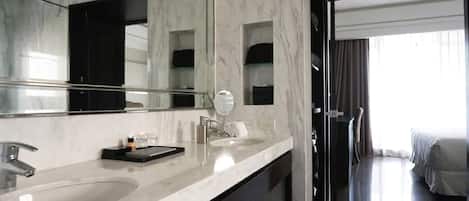 Separate tub and shower, deep soaking tub, rainfall showerhead