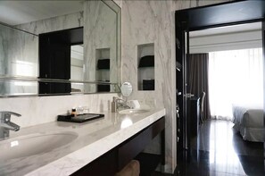 Separate tub and shower, deep soaking tub, rainfall showerhead - Leofoo Residences (Taipei)