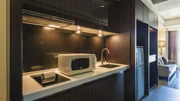 Fridge, microwave, coffee/tea maker, electric kettle