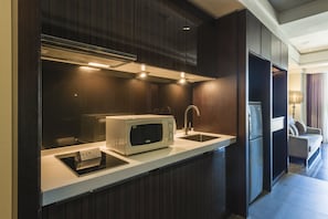 Fridge, microwave, coffee/tea maker, electric kettle - Leofoo Residences (Taipei)