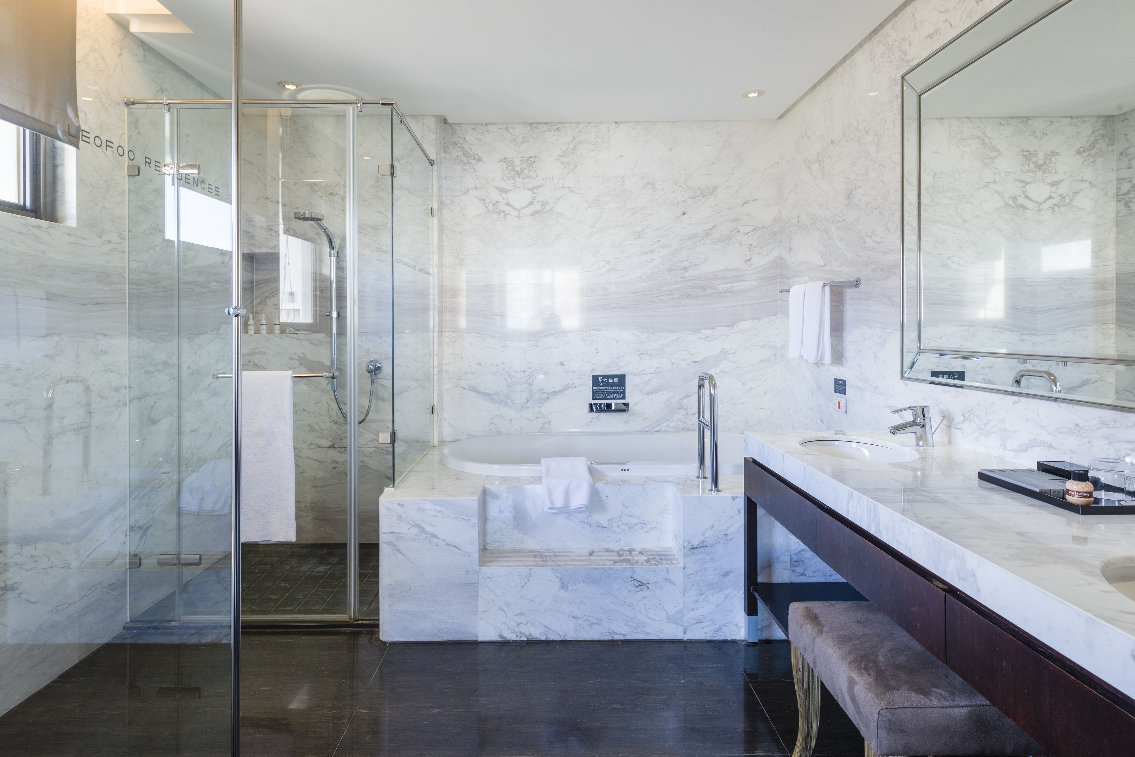 Badewanne und Dusche (separat), Komfortbadewanne, Regendusche