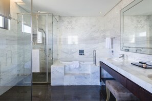 Separate tub and shower, deep soaking tub, rainfall showerhead - Leofoo Residences (Taipei)
