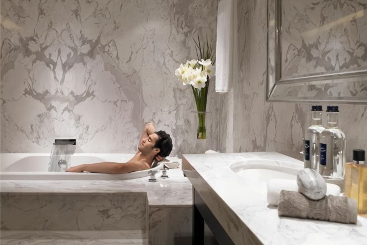Salle de bain | Baignoire et douche séparées, baignoire profonde, douche cascade