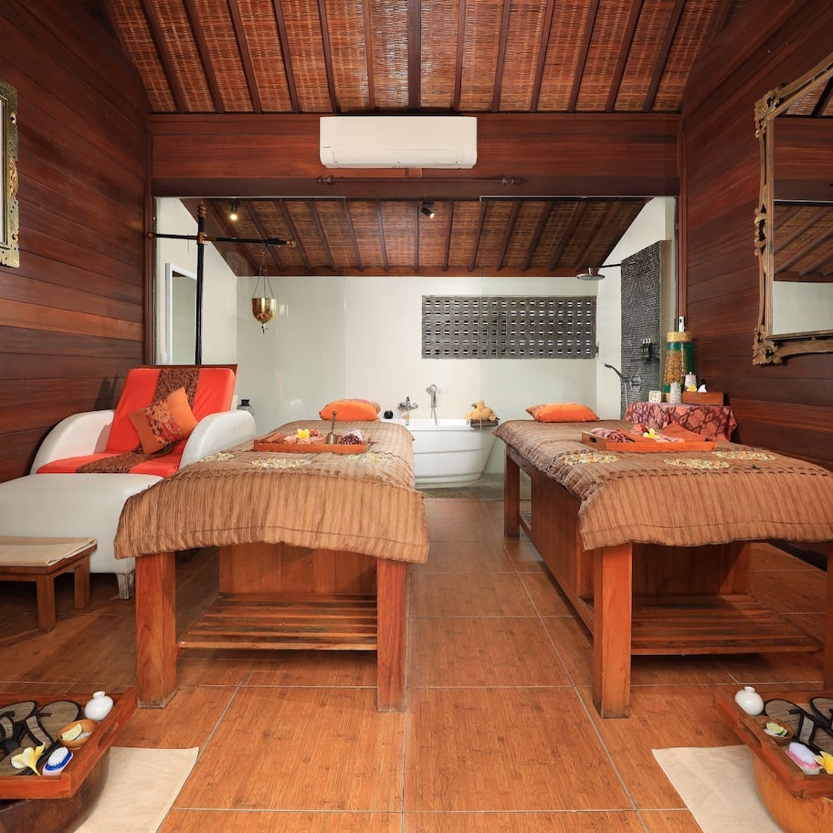 Couples treatment rooms, hot tub, body treatments, aromatherapy