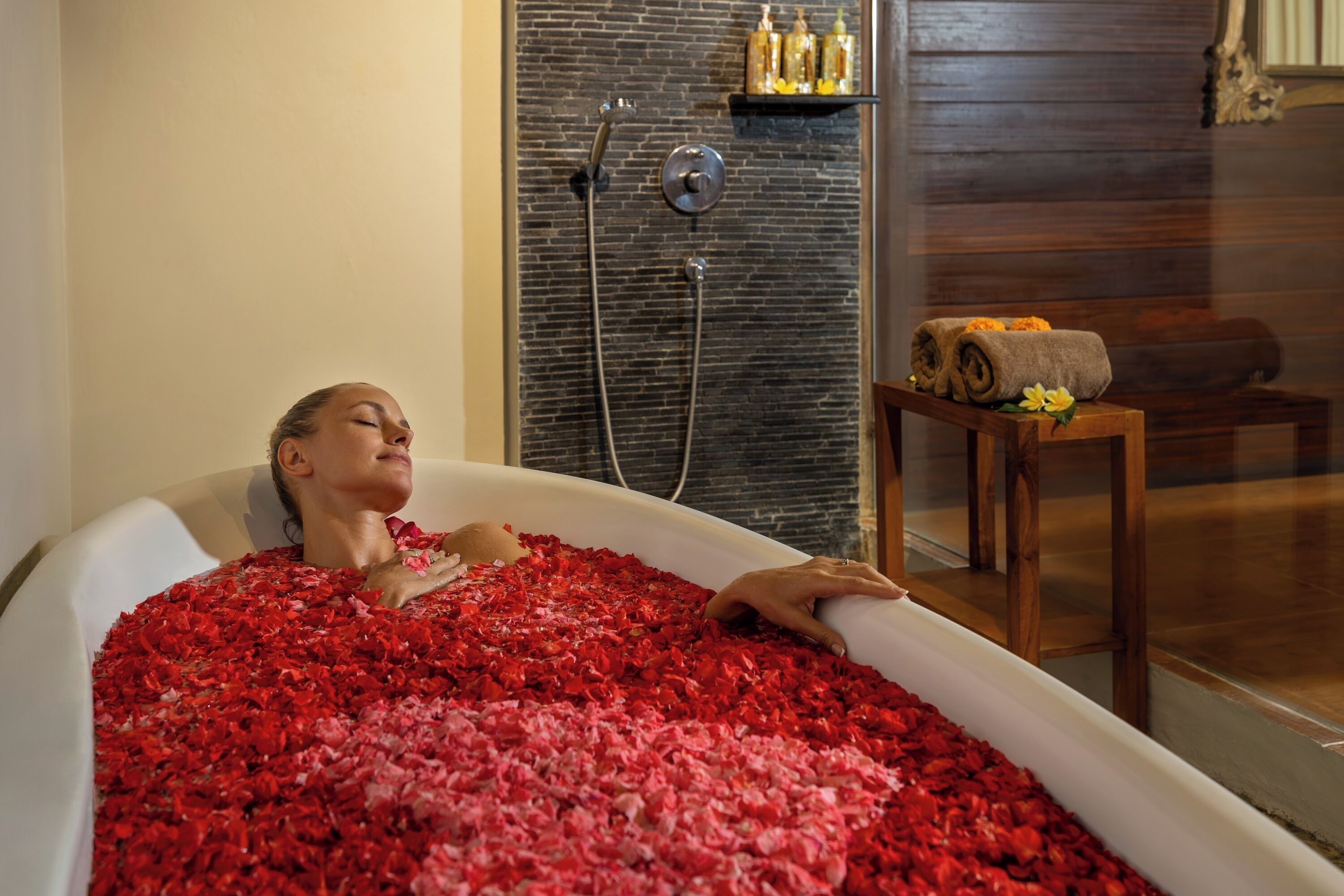 Couples treatment room(s), hot tub, body treatments, aromatherapy