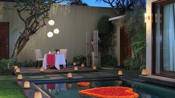 Melayani sarapan, makan siang, dan makan malam