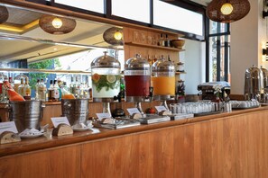 Petit déjeuner buffet servi tous les jours en supplément