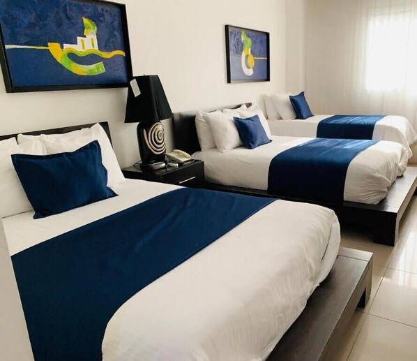 Quarto triplo básico, 1 quarto | Roupas de cama premium, edredons de pluma, cofres nos quartos