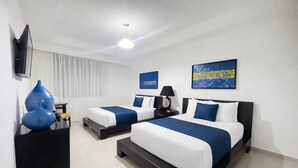 Een hotelkamer met twee bedden, een flatscreen televisie, een bureau en een stoel.