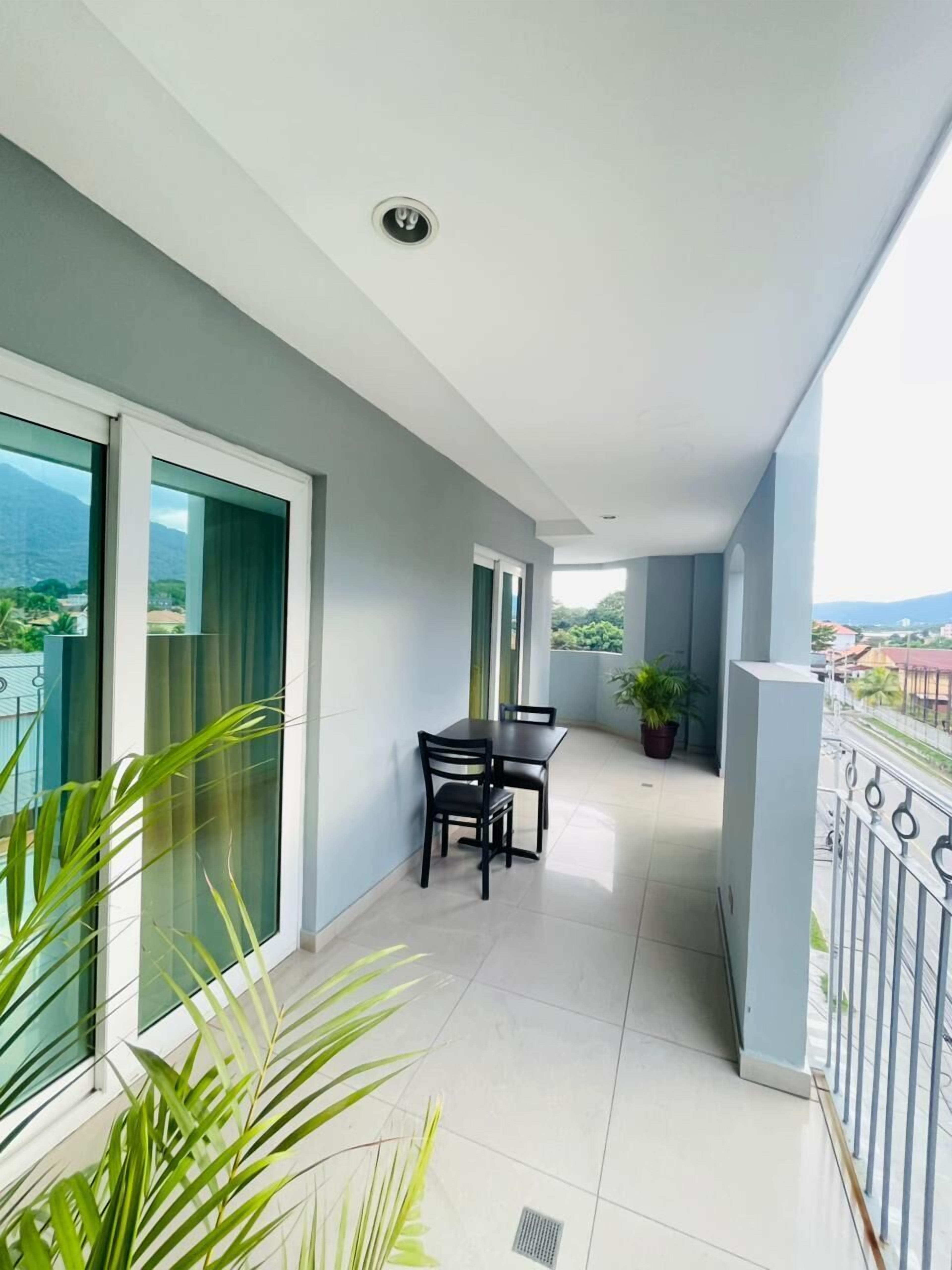 Căn hộ Business, 1 giường cỡ king, không hút thuốc, quang cảnh núi | Hiên