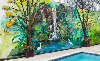 Una piscina techada, una piscina al aire libre